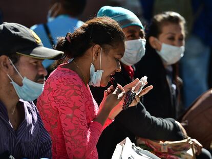 Una mujer se pinta los labios en Tegucigalpa, Honduras, el pasado 27 de marzo.