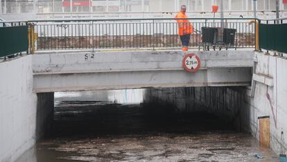 Vista de un túnel inundado el la localidad valenciana de Aldaya este domingo.