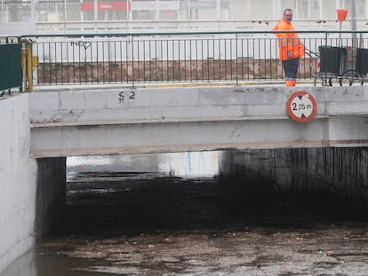 Vista de un túnel inundado el la localidad valenciana de Aldaya este domingo.