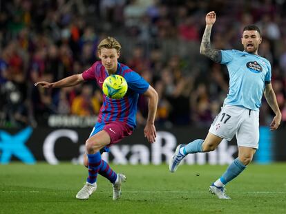 Frenkie de Jong controla el balón ante Javi Galán en el Barcelona-Celta.