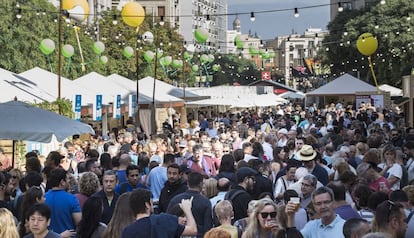 Una multitud pasea por el Mercat de Mercats en la Avenida de la Catedral.