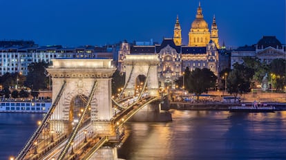 Vista nocturna del Puente de las Cadenas, en Budapest (Hungría).