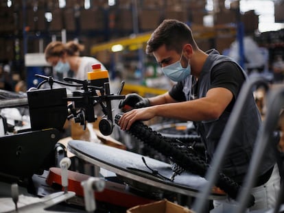 Trabajadores en una fábrica de bicicletas en Anadia, Portugal, en septiembre de 2020.