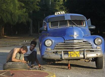 Casi 47 años de bloqueo han obligado a los cubanos a mantener en activo coches muy viejos.