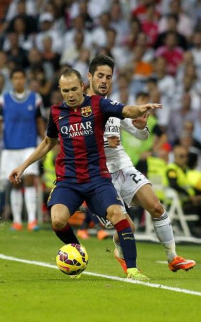 Iniesta pierde el balón ante Isco.