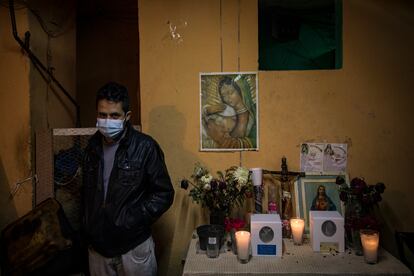 Diego Villegas ante el altar con los restos de su mujer y su cuñada, que fallecieron por coronavirus en Iztapalapa (Ciudad de México). 