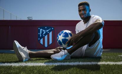 Thomas Lemar, en uno del los campos de entrenamiento de la Ciudad Deportiva Wanda, en Majadahonda.