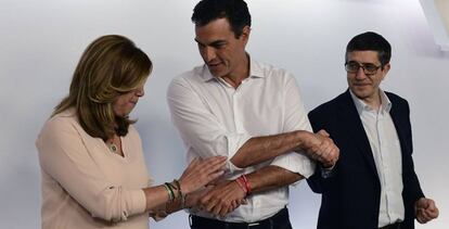 Sánchez, entre Díaz i López, després que s'anunciés la seva victòria en les primàries del PSOE.