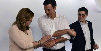 Sánchez, entre Díaz y López, tras conocerse su victoria en las primarias del PSOE.