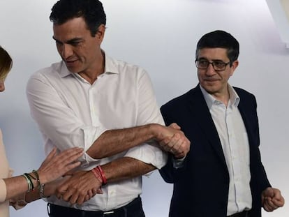 Sánchez, entre Díaz y López, tras conocerse su victoria en las primarias del PSOE.