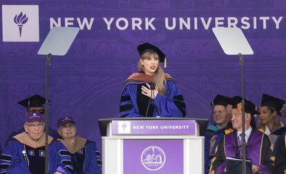 Taylor Swift, durante su discurso en la ceremonia de graduación de la Universidad de Nueva York, en el Yankee Stadium, tras recibir el doctorado honorífico, este miércoles.