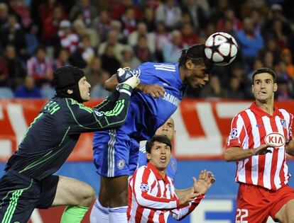 Didier Drogba ( 2i) , del Chelsea, cabecea el balón ante su portero Cech, en presencia de Kun Agüero ( 2d) y de Pablo ( d) , durante la cuarta jornada de la liguilla del grupo D de la Liga de Campeones de fútbol, Atlético de Madrid 2- Chelsea 2 (2009).