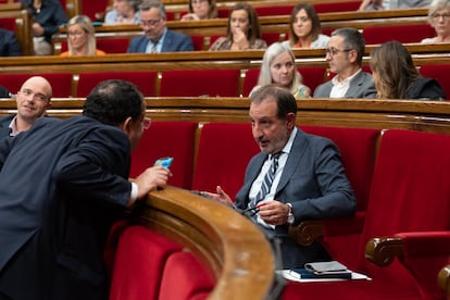 El consejero del Interior, Joan Ignasi Elena, habla con el diputado del PSC-Units Ramon Espadaler, en el Parlament este martes.