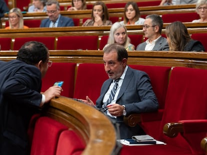 El consejero del Interior, Joan Ignasi Elena, habla con el diputado del PSC-Units Ramon Espadaler, en el Parlament este martes.