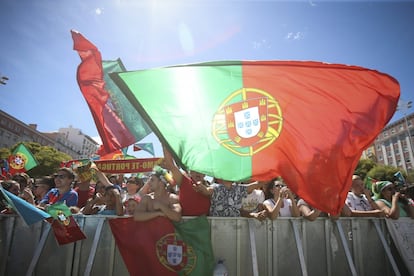 Seguidores de la selección portuguesa durante las celebraciones del equipo como campeones de la Eurocopa 2016 en Lisboa.