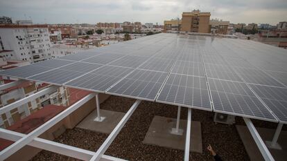 El empresario Ignacio Contreras señala una pérgola de autoconsumo eléctrico en una azotea comunitaria de un edificio en Sevilla, la semana pasada.