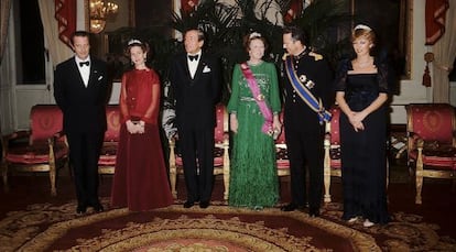 Beatriz de Holanda, con el traje verde, en Bélgica, en 1981.