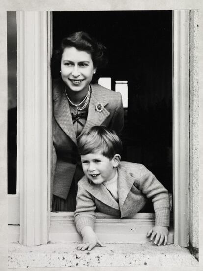 Isabel II y el príncipe de Gales, Carlos, en Balmoral, el 28 de septiembre de 1952, en una imagen perteneciente a la Colección Real.