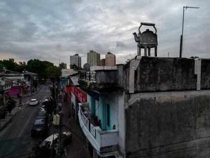 Un tanque de agua con forma de tetera sobre el techo de una casa en el barrio de Villa Raffo. Fue construido en 1957 por un inmigrante italiano, como parte del inmobiliario de una antigua tienda de artículos de cocina que solía estar en ese edificio.