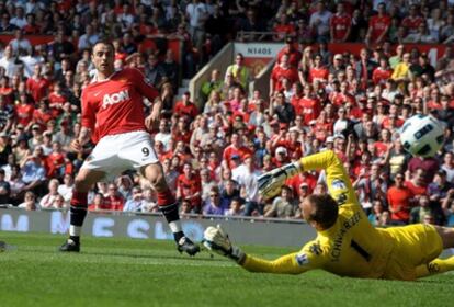 Berbatov anota el primer gol del Manchester United.