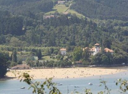 Vista de la ra de Urdaibai con las colonias de la BBk de Sukarrieta.