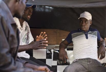 Ousmane Goro, Ibrahim Outtara e Boubakar Traore charlando no refúgio dos malienses na cidade de Niamey. As horas passam mas os aventureiros não têm pressa nem grande coisa que fazer. Falam em Bámbara intercalando palavras e expressões em francês. Escutam-se nomes de futebolistas, sobretudo africanos. Também Clubs, Manchester, Real Madrid e por suposto Barça. “Os de Malí somos do Barça”.