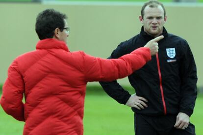 El entrenador italiano Fabio Capello y el delantero Wayne Rooney, durante un entrenamiento de la selección inglesa en Irdning, Austria.