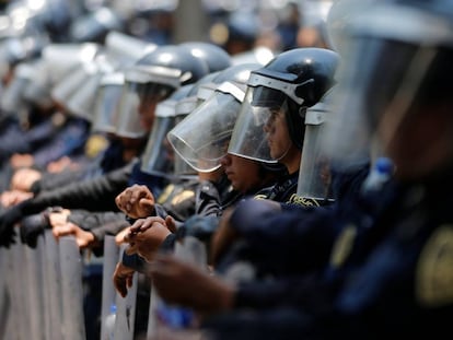 Polic&iacute;as antidisturbios frente a un plant&oacute;n de la CNTE en la Ciudad de M&eacute;xico.