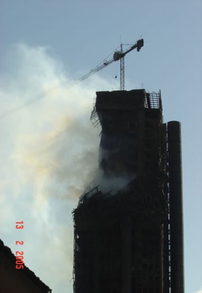 Vista del edificio Windsor con el fuego casi extinguido desde el paseo de la Castellana.
