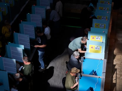 U.S. voters cast their ballots during the first day of early voting on Oct. 19 in Henderson, Nevada.