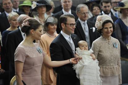 Los príncipes de Suecia, Victoria y Daniel, junto a su hija Estela y la reina Silvia.