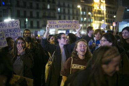 El 8 de marzo de 2017 centenares de personas se reunieron a las siete de la tarde en la plaza de Universitat de Barcelona. Una hora y media después habían recorrido la mitad del camino hasta el Ayuntamiento, de unos tres kilómetros. Animadas por la batucada de PercuDones, un movimiento colectivo organizado para la marcha, la manifestación estuvo plagada de gritos feministas. En la imagen, la manifestación en la ciudad condal.