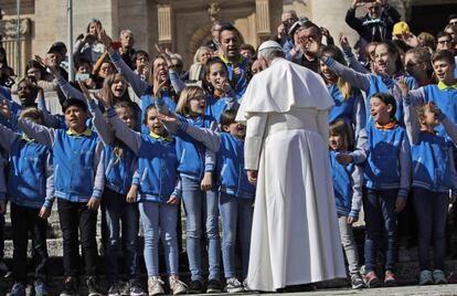 Un coro de niños se presenta frente al Papa Francisco al final de la audiencia general de los miércoles en la Plaza de San Pedro, en el Vaticano.