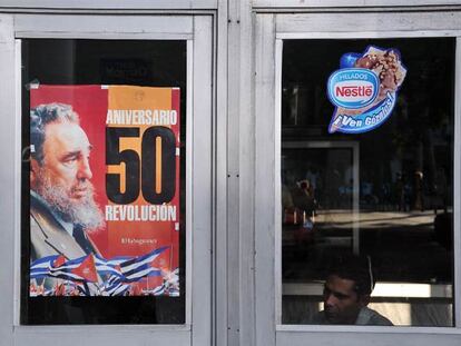 Cartel alusivo al 50º aniversario de la revolución en una tienda estatal de La Habana.