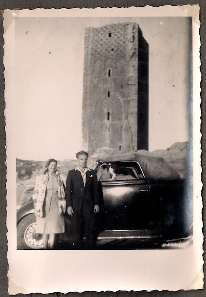 Paquita Gorroño posa con su marido, Manuel, y su perro, al que puso Castizo, delante de la Torre Hassan de Rabat en 1950. Paquita y Manuel se separaron poco después, pero desde entonces no le han faltado pretendientes. "Dos me pidieron matrimonio: uno era francés y el otro ruso".