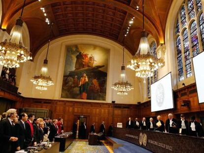 Los jueces a su llegada a la Corte Internacional de Justicia en La Haya.