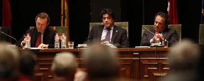 El alcalde David Pérez, en el centro, durante un pleno municipal.