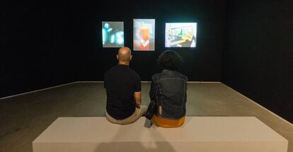 Una pareja en la sala dedicada a la obra de Juan Gris.