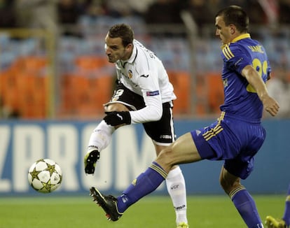 Roberto Soldado lanza para marcar el segundo gol del partido.