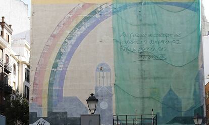 El mural de la paz de Tierno Galván en la plaza del Carmen.