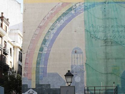 El mural de la paz de Tierno Galván en la plaza del Carmen. 