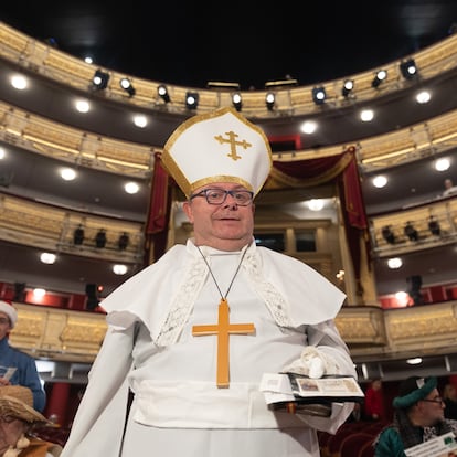 Un hombre vestido de Papa al inicio del Sorteo Extraordinario de la Lotería de Navidad 2022, en el Teatro Real de Madrid, a 22 de diciembre de 2022, en Madrid, (España).  El sorteo se celebra en esta ocasión con aforo completo en el patio de butacas del Teatro Real y un total de 2.520 millones de euros en juego en premios, lo que supone 112 millones más que el año pasado. Este año, la emisión consta de 180 series, ocho más que en años anteriores, de 100.000 números cada una. Dicha emisión asciende a los 3.600 millones de euros, de los que se reparten un 70 por ciento en premios.
22 DICIEMBRE 2022;NAVIDAD;LOTERIA;SORTEO EXTRAORDINARIO;: SUERTE;DINERO;DISFRAZ;FECHAS NAVIDEÑAS;LOTERIA;AZAR;NIÑOS SAN ILDEFONSO
Eduardo Parra / Europa Press
22/12/2022