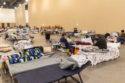 Afectados por los incendios descansan en el Centro de Convenciones de Pasadena en Los Ángeles, California.