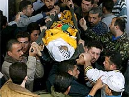 Varios palestinos portan los cuerpos de dos jóvenes muertos en Gaza.