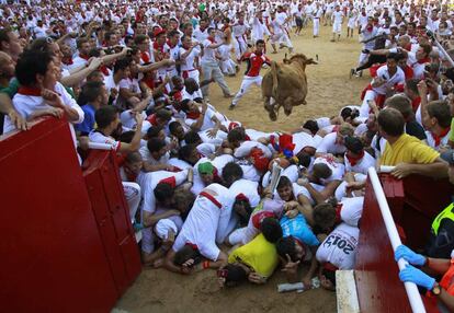 El primer encierro de las fiestas de San Fermín 2013 se saldó con una fractura de cubito y radio del brazo izquierdo y una luxación en un hombro.