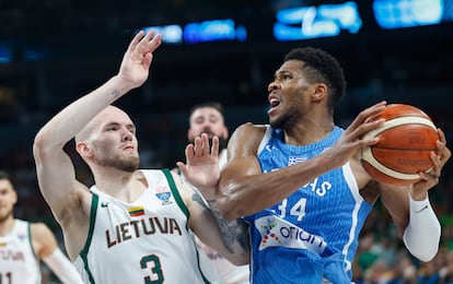 Arnas Velicka defiende a Antetokounmpo una entrada a canasta en el partido de este martes.