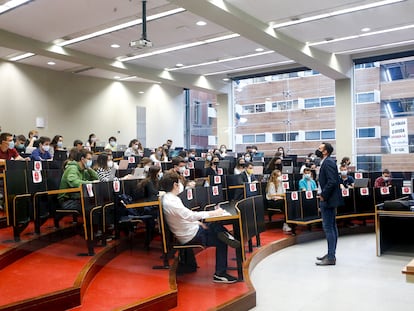 Un profesor imparte clase en la Universidad Pompeu Fabra, el pasado febrero.