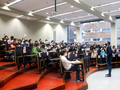 Un profesor imparte clase en la Universidad Pompeu Fabra, en una imagen de archivo.