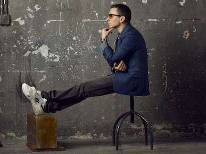 Con una expresión digna de 'El pensador' de Rodin, Jorge Lorenzo lleva reloj Sector 850 10 ATM, chaqueta Ermenegildo Zegna Couture, camisa Diesel, pantalón Dior Homme, zapatillas Reebok y gafas Hawkers. Estilismo: Nono Vázquez.