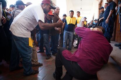 Las polic&iacute;as comunitarias abroncan a un presunto templario a su llegada a Apatzing&aacute;n.